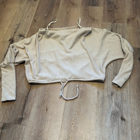 Women's Urban Outfitters Summer Cream Sweater Size Medium - Picture 1 of 8